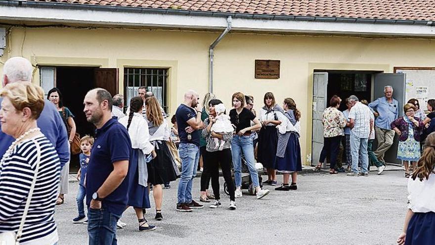 Asistentes a la comida popular en Pillarno.