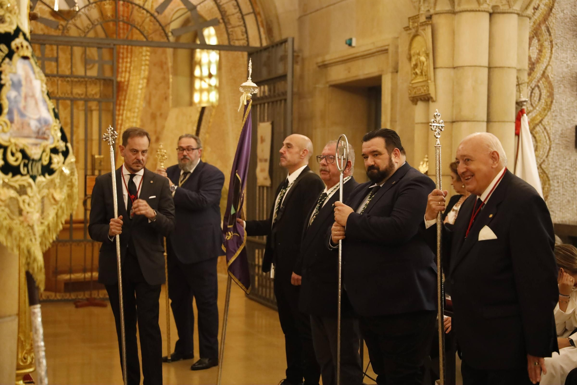 Pétalos, incienso, niños... así fue la procesión del Corpus Christi en Gijón (en imágenes)