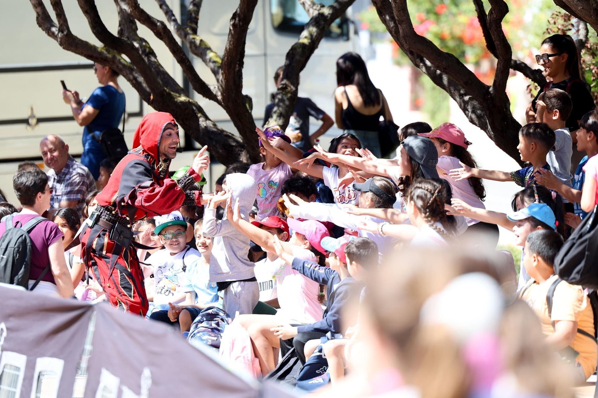 Los escolares de Ibiza visitan la feria Eivissa Medieval