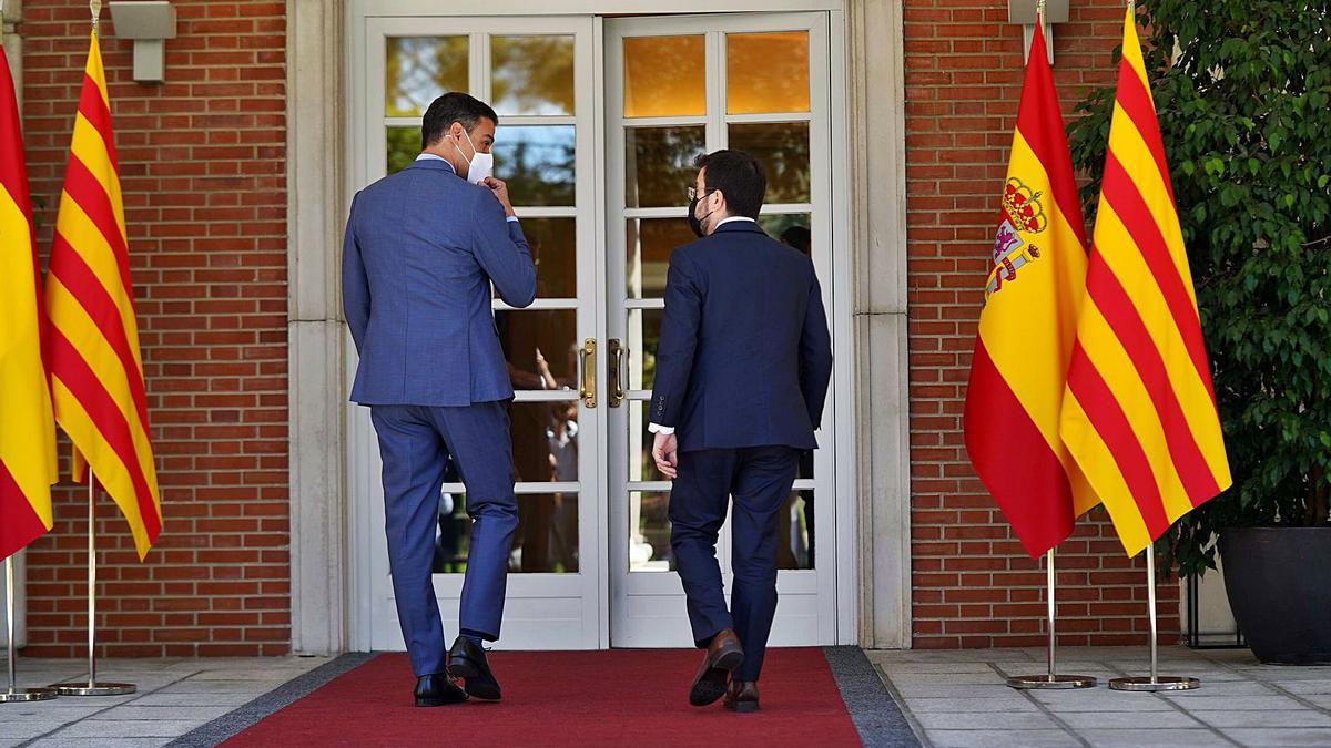 Pedro Sánchez i Pere Aragonès, el passat 26 de juny, entrant al Palau de La Moncloa. | DAVOD CASTRP