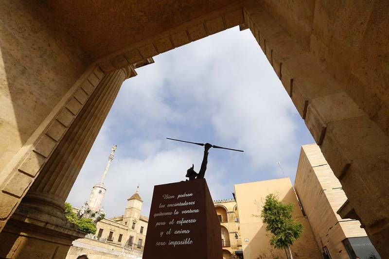 Los quijotes de Aurelio Teno visitan la puerta del Puente