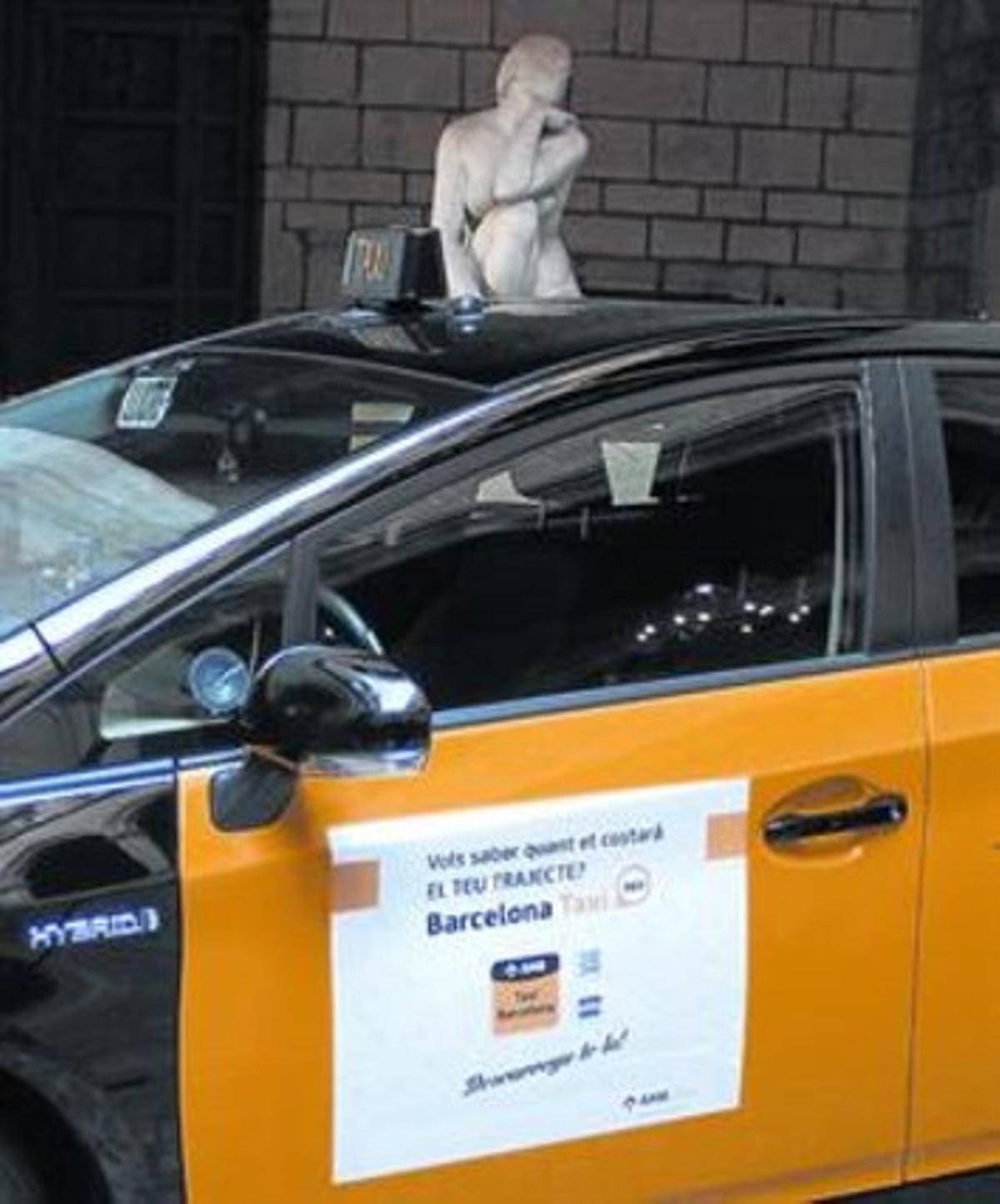 Promoció. Un anunci a les portes dels taxis convida a fer servir l’aplicació. Promoció. Un anunci a les portes dels taxis convida a fer servir l’aplicació.