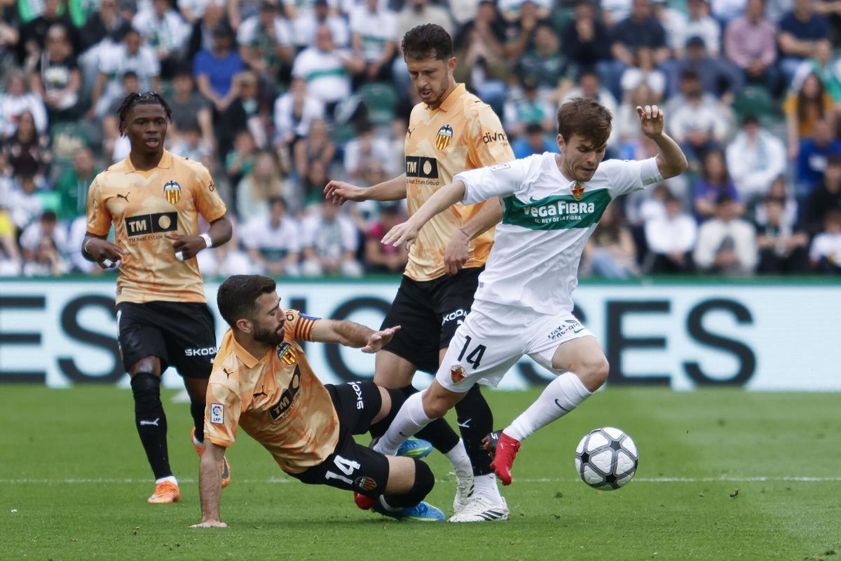 El jugador del Elche Aleix Febas y el jugador del Valencia José Gayá, durante el partido de la jornada 31 de LaLiga EA Sports, en el estadio Martínez Valero en Elche.-EFE/ Pablo Miranzo. (Elche) (Valencia)