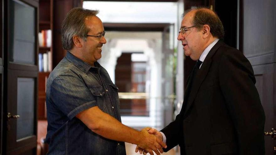 Francisco Guarido y Juan Vicente Herrera se saludan a las puertas del despacho de la Presidencia.