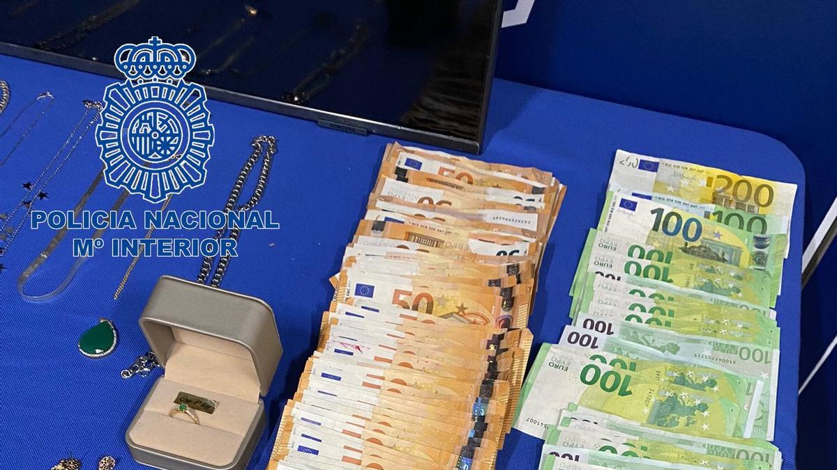 Dinero en efectivo extraído en cajeros automáticos con la tarjeta de la fallecida.