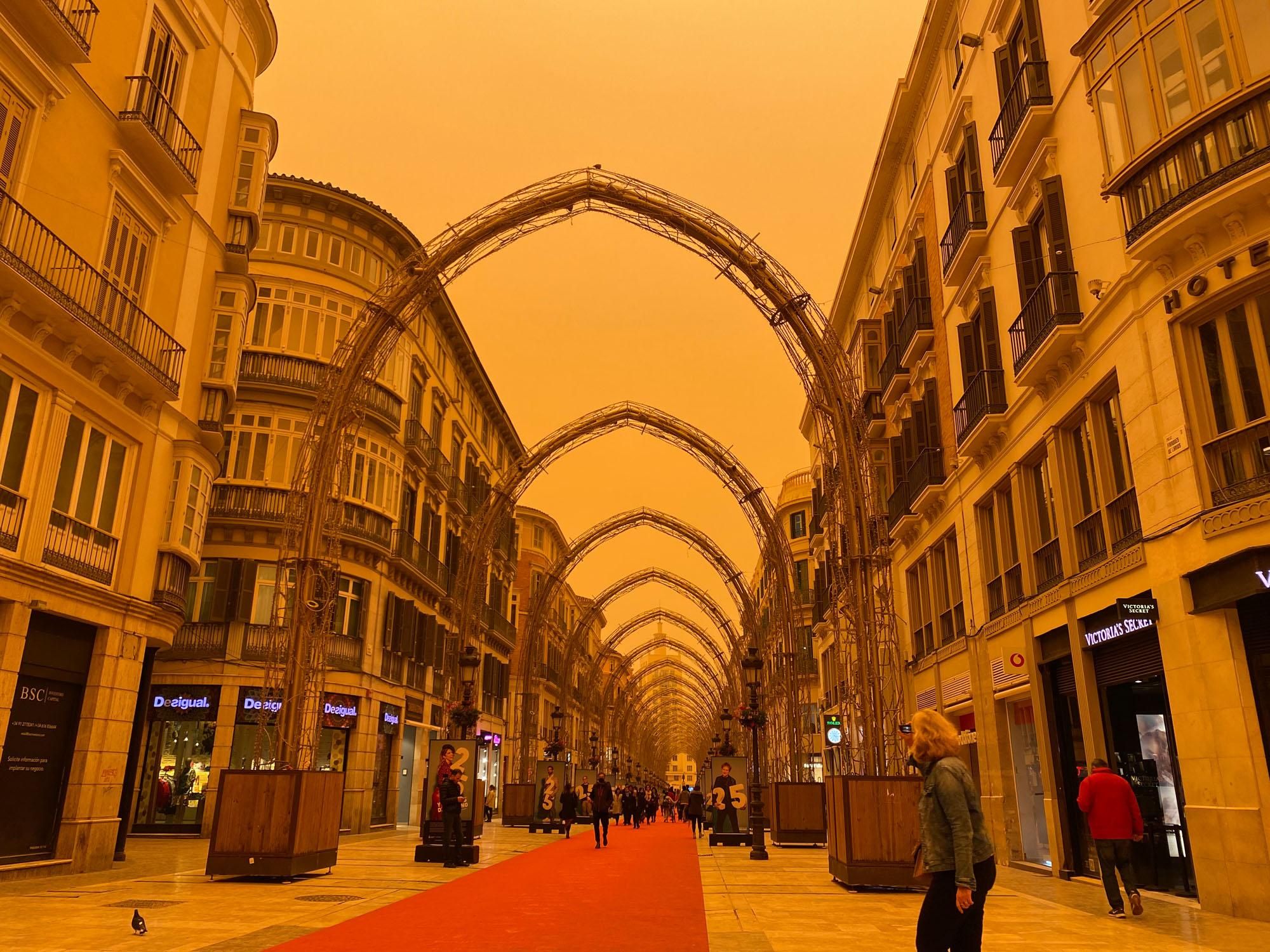 El cielo, teñido de naranja o casi rojo, desde distintos puntos del Centro de Málaga.