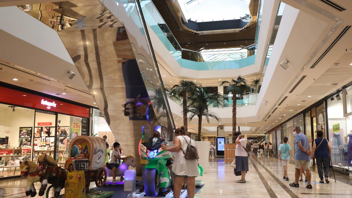 El interior del centro comercial GranCasa en un domingo de apertura el pasado verano.