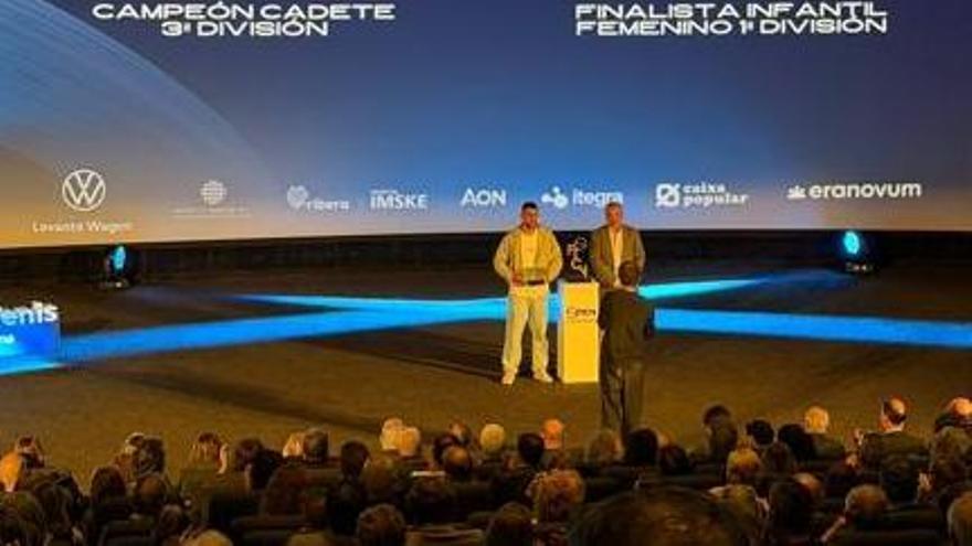 El Club de Camp Bixquert recoge uno de los premios en la Gala del Tenis Valenciano.