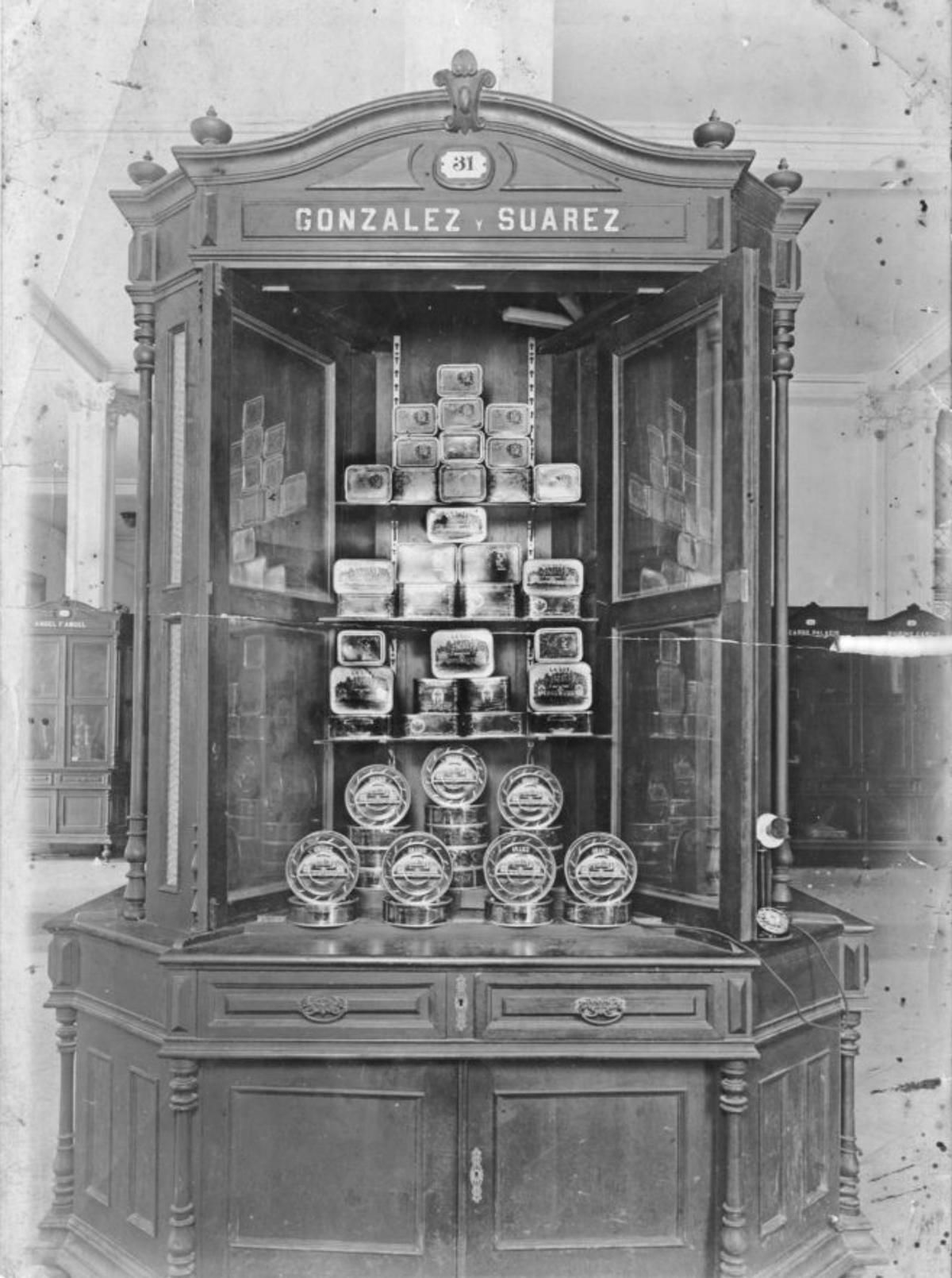 Anuncios publicitarios de los productos de Justo Rodríguez Fernández y de la fábrica La Luz correspondientes a diferentes épocas. | Museo del Pueblo de Asturias