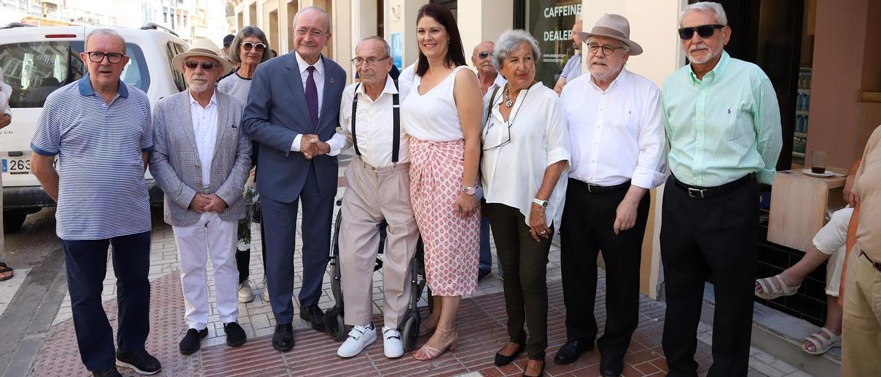 El artista en calle Carretería con el alcalde, la concejala de Cultura y sus compañeros de la Real Academia de San Telmo.