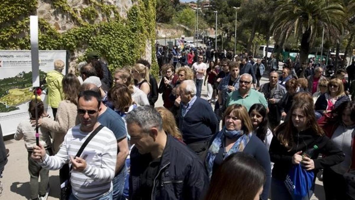 Afluencia masiva de turistas en los alrededores del parque Güell.