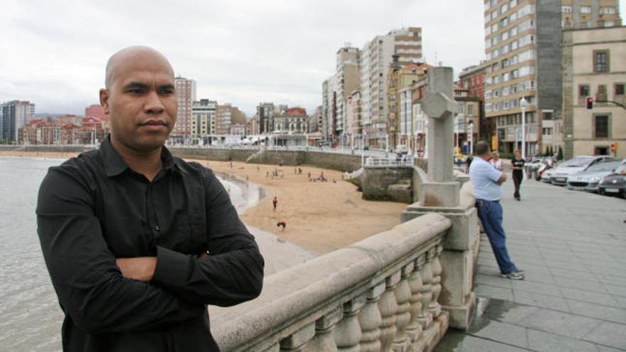 El cineasta español Santiago Zannou, en el paseo de la playa de San Lorenzo