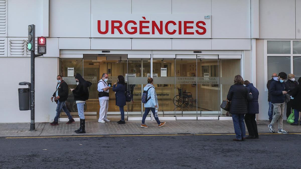 Personas entrando en las Urgencias del Hospital Clínico el pasado mes de enero.