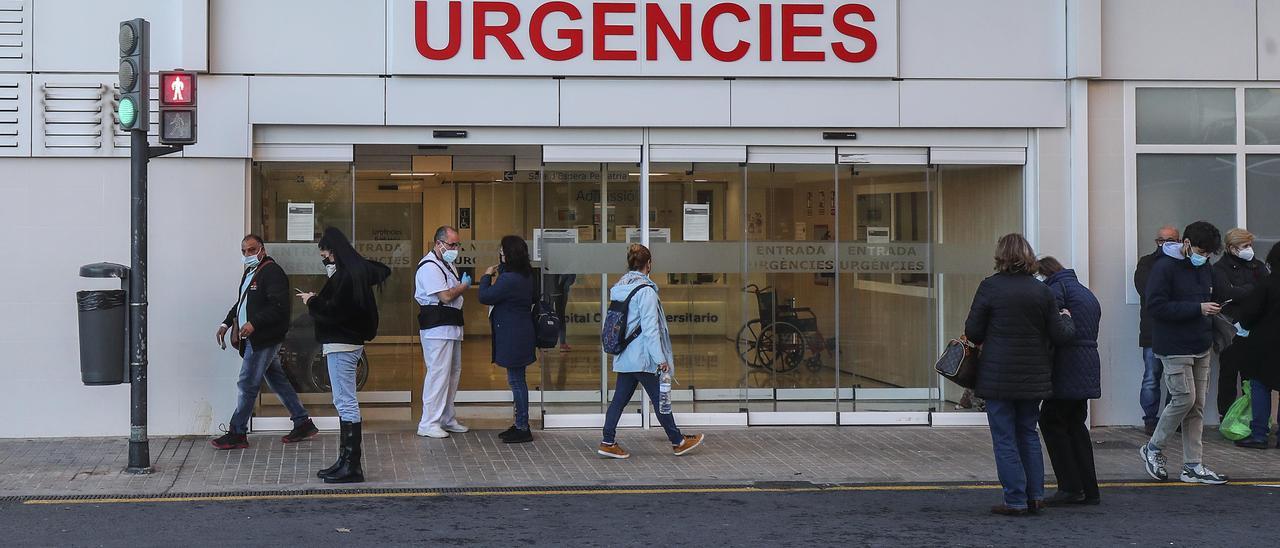 Personas entrando en las Urgencias del Hospital Clínico el pasado mes de enero.