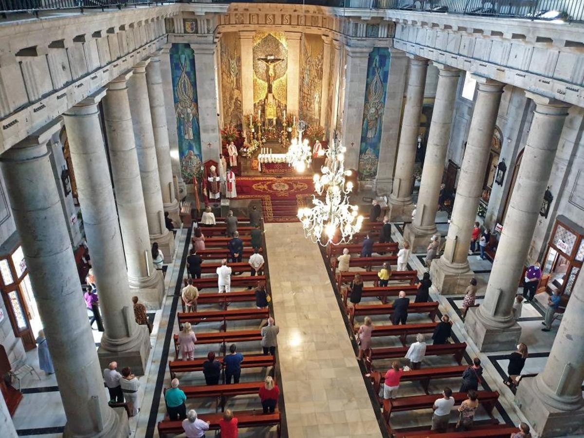 La pandemia no frena la pasión por el Cristo. A pesar de que la Covid-19 ha impedido, por primera vez en la historia, la celebración de la multitudinaria procesión, centenares de fieles recorren desde ayer las calles de la ciudad y el Casco Vello para rendirle homenaje.