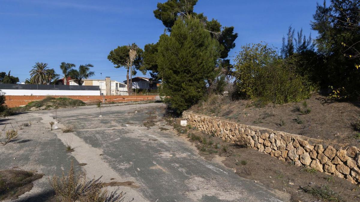 Reconocida rampa de acceso al desaparecido complejo hotelero del Vedat de Torrent. | GERMÁN CABALLERO