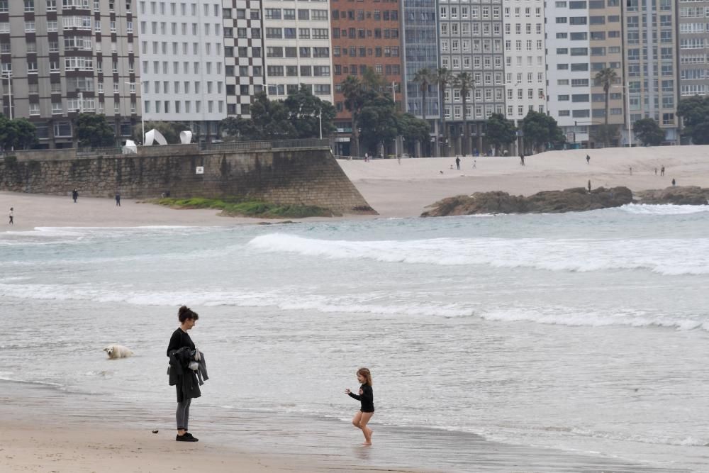 Primera salida de los niños a la calle en Coruña