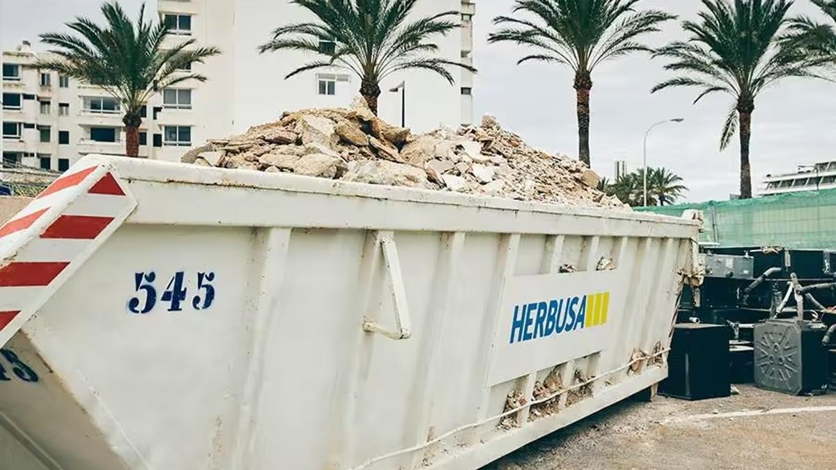 Uno de los contenedores para el transporte de residuos de construcción y demolición.