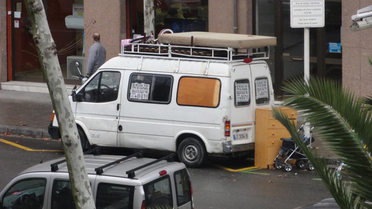 ’Okupació’ de places de pàrquing. La furgoneta de la foto és propietat dels okupes de la finca del carrer de Castillejos, 186, adjacent amb els barracons de l’escola dels Encants. Aquest vehicle (i altres, que no és l’únic) aparca en àrees verdes sense cap distintiu ni rebut, i dijous va estar des de primera hora del matí fins a les cinc de la tarda en una plaça reservada a càrrega i descàrrega. Sorprenentment, pel que he pogut comprovar, no ha estat mai multat.