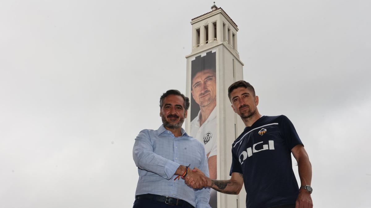 Pablo Hernández, junto a Vicente Montesinos, la insignia del Centenario del Castellón