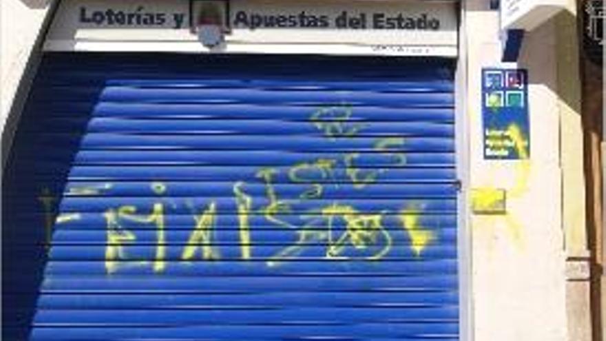 Unos desconocidos pintaron sobre el local de Jávega.