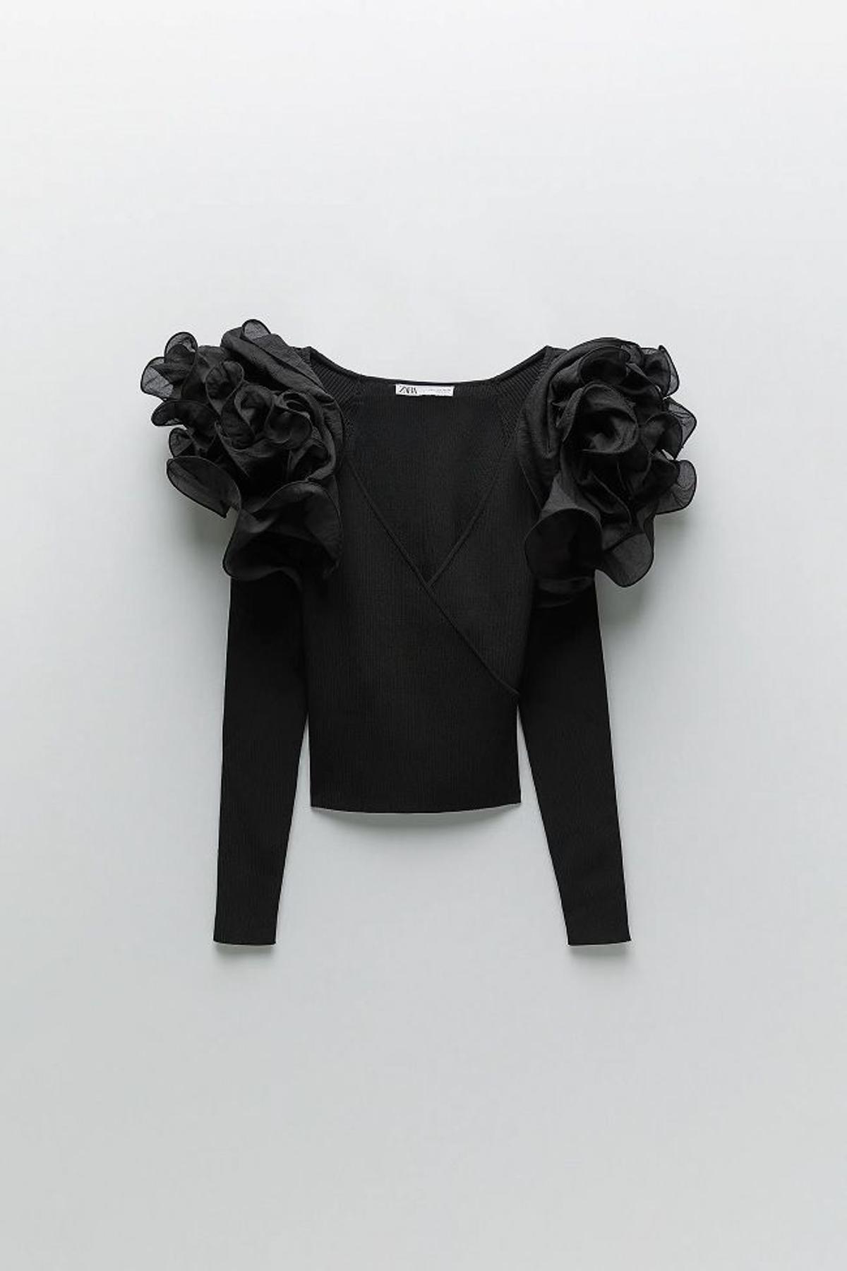 Top negro de punto con volantes de organza en los hombros, de Zara