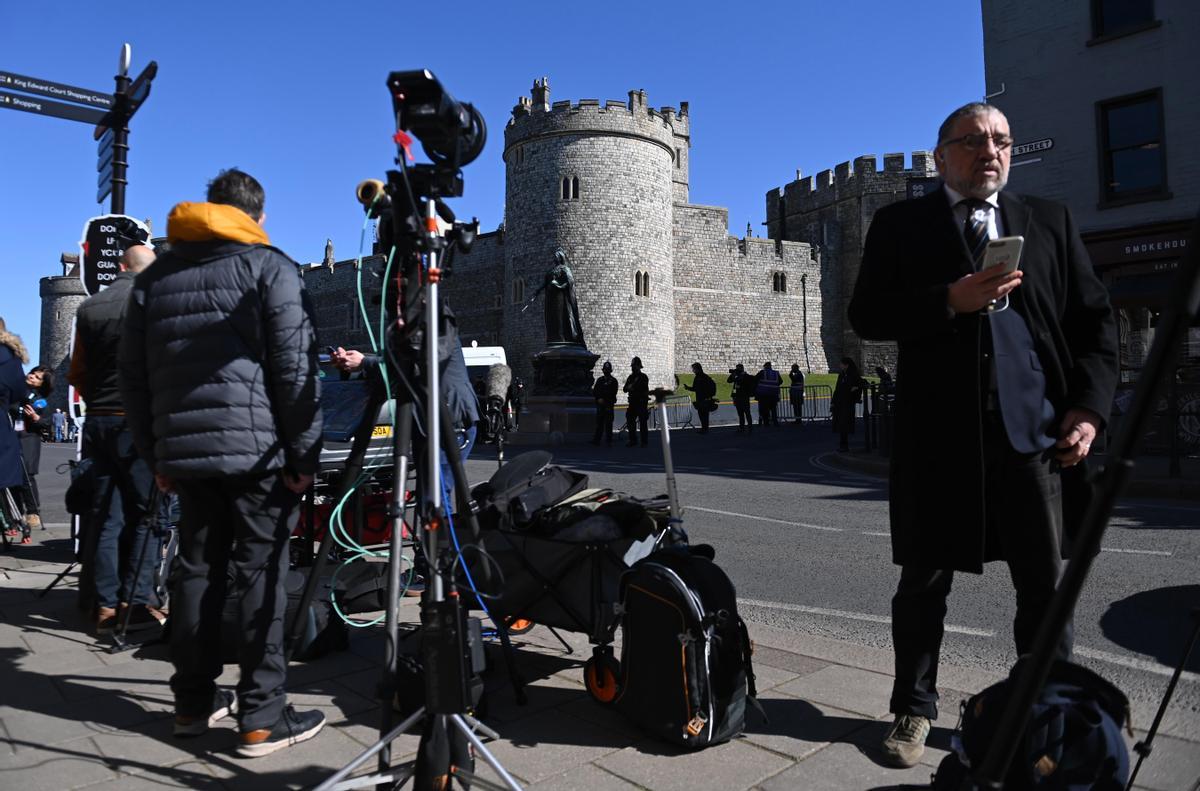 Expectación de los medios de comunicación ante el castillo de Windsor. 