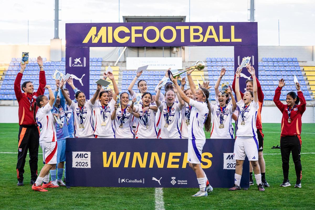 L'Olympique de Lió celebra amb el trofeu del MIC.