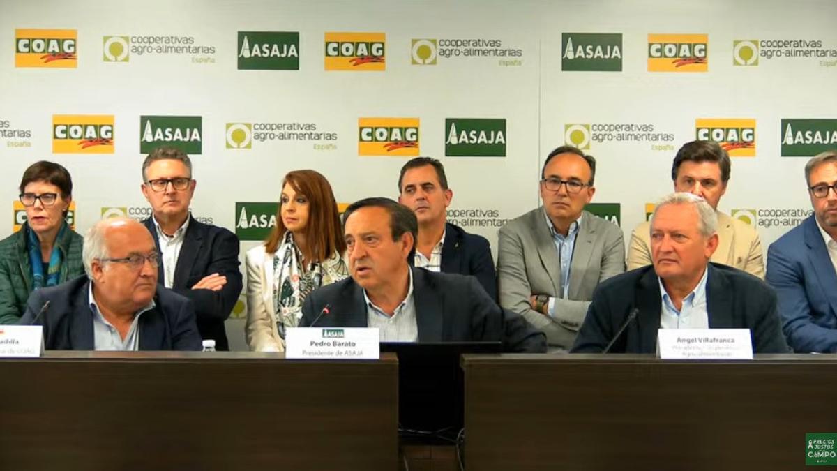 En primera fila, de izquierda a derecha: Miguel Padilla, secretario general de COAG, Pedro Barato, presidente de Asaja, y Ángel Villafranca, presidente de Cooperativas Agro-alimentarias.