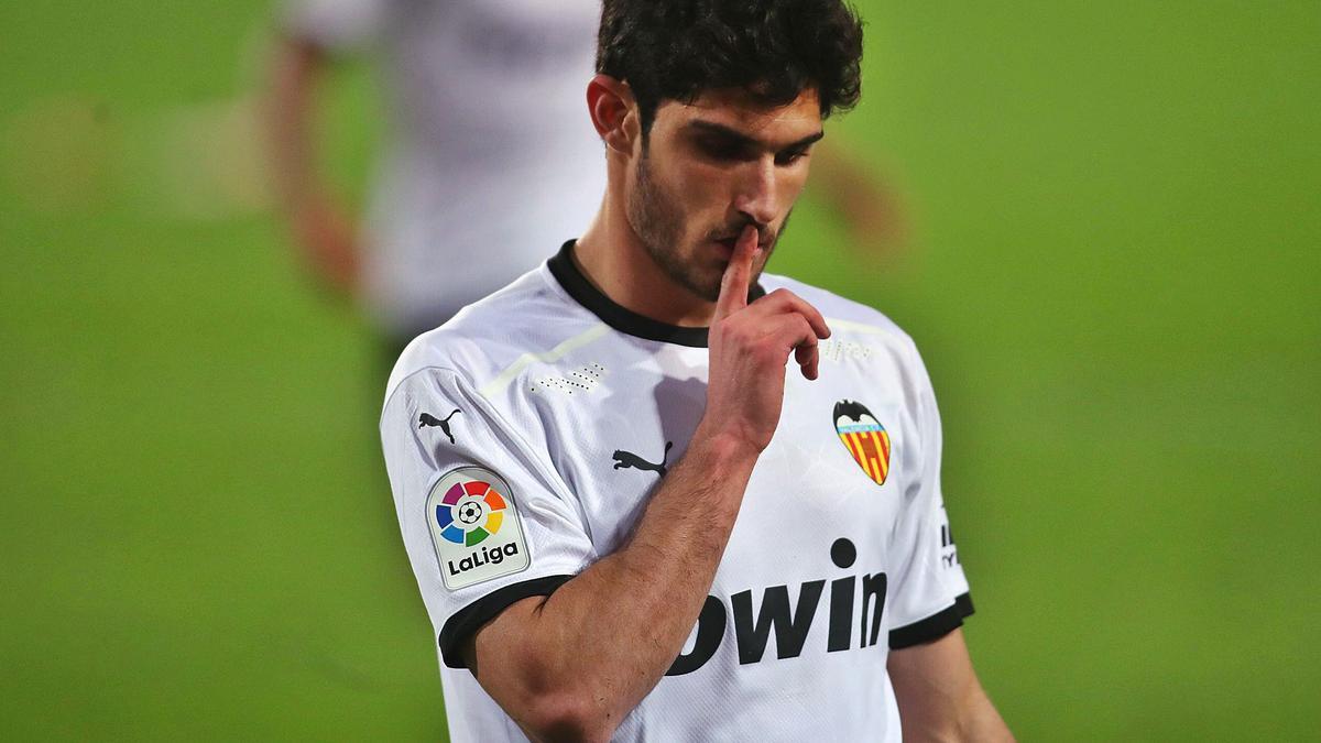 Gonçalo Guedes y su
controvertida celebración
de un gol.  f.calabuig