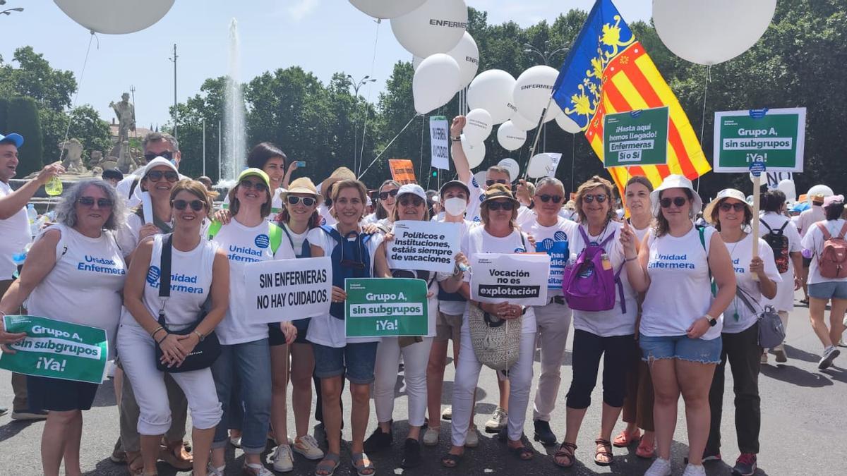 Representantes de la profesión de Enfermería en la Comunidad Valenciana que han acudido a la manifestación de Madrid este sábado.