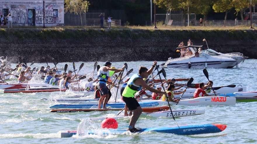 Salida de la manga de los cadetes, ayer en aguas de la ETEA. // FdV