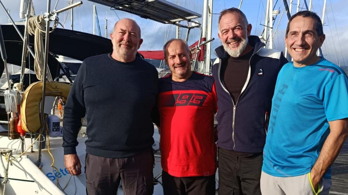 De izquierda a derecha, Iñigo Sorazude, Carlos Arribas, Ignacio Muguerza y Josemi Fernández, ayer, en Moaña ante el barco.