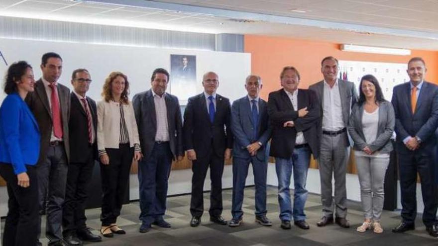 Baltar (6ºd.), con los miembros del consejo político de Partenalia, ayer en Castellón. // FdV