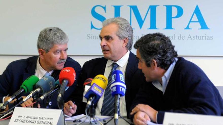 De izquierda a derecha, Ángel Colmeiro, Antonio Matador y Carlos Fernández Moro, durante la rueda de prensa que ofrecieron ayer en el SIMPA.