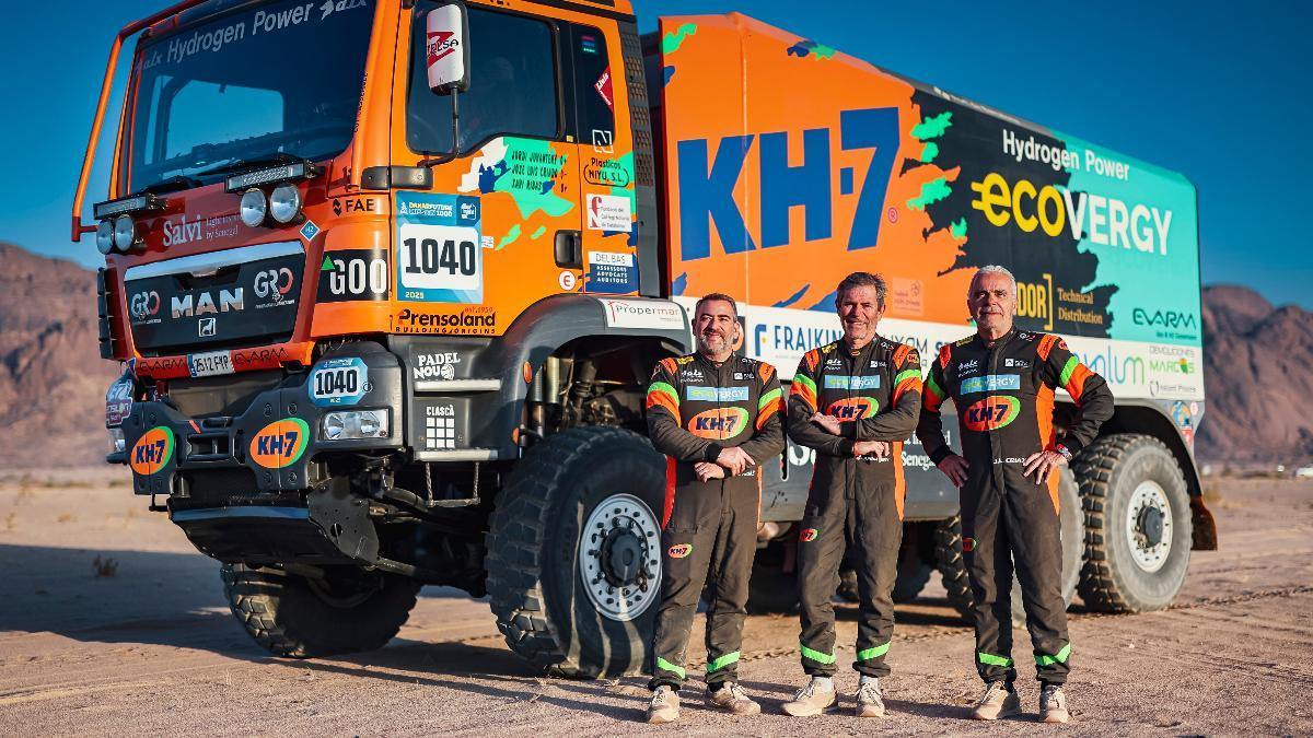 El copiloto José Luis Criado, a la drecha, junto al piloto Jordi Juvanteny y el ingeniero Xavier Ribas