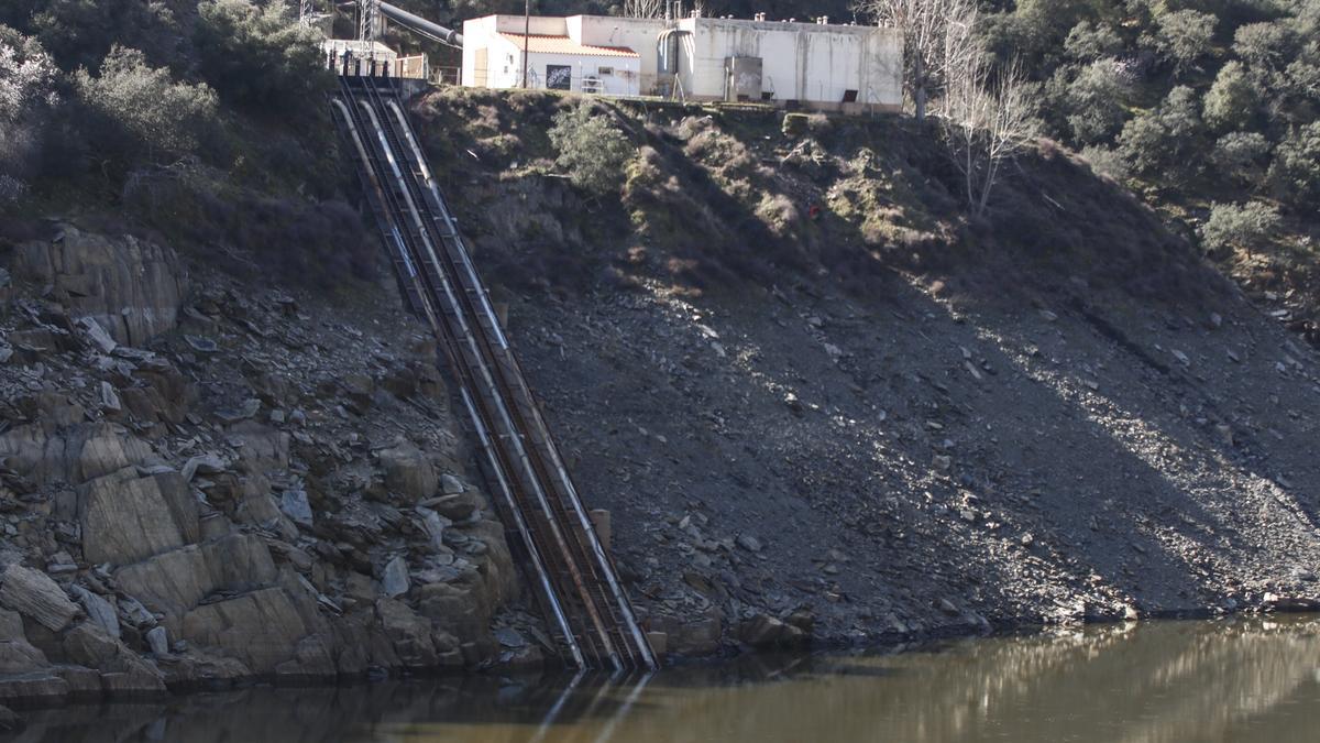 Imagen del trasvase actual que será sustituido por el que se acometerá aguas abajo de este punto.