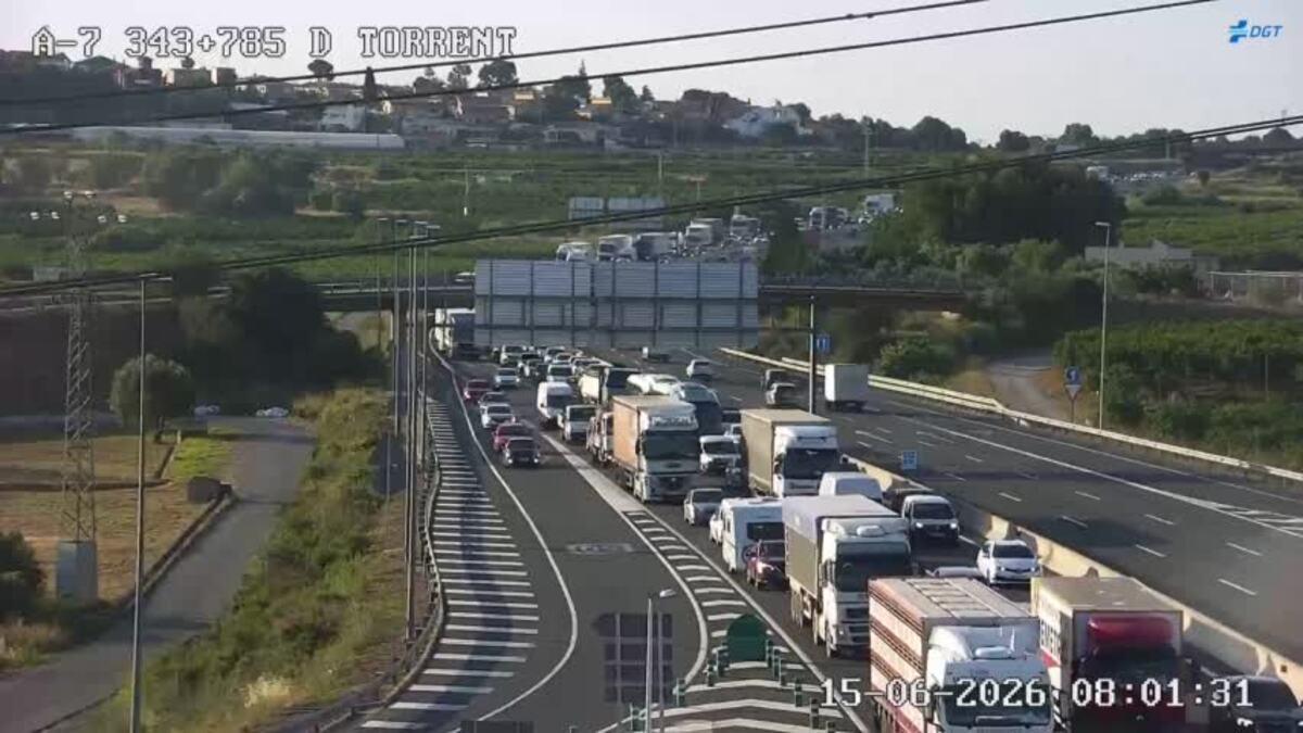 Un accidente y un vehículo detenido colapsan la A-7 con más de 20 kilómetros de retenciones