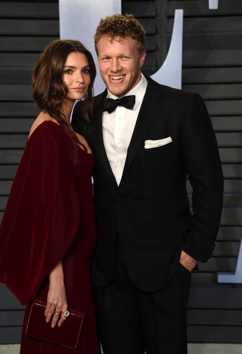 Emily Ratajkowski y su marido posan en una fiesta posterior a los Oscar