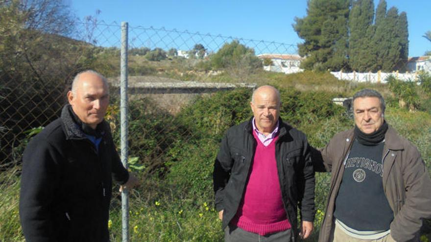 Vecinos de la zona junto a parte de la Fuente del Rey.