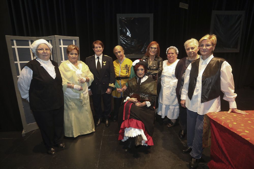 El grupo de teatro La Tardor llena el Mario Monreal de Sagunt con la obra "El sí de las niñas".