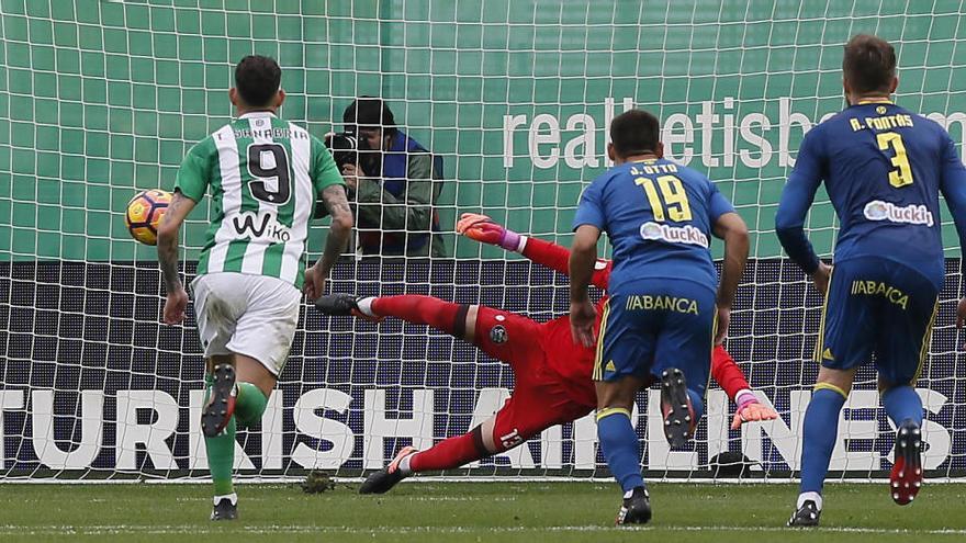 Rubén Castro bate de penalti la portería celeste. // EFE