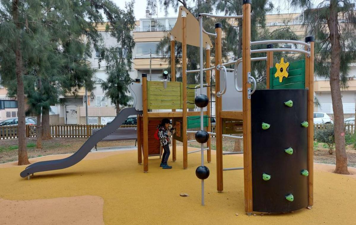 Se ha abierto una nueva zona de juegos infantiles.