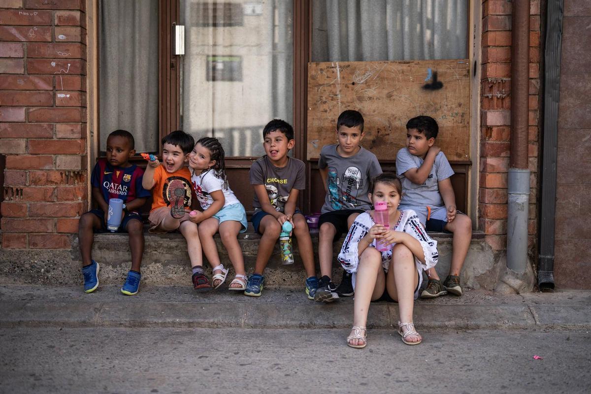 Un grupo de niños juegan en la calle de Alcarràs durante el casal de verano de la academia German París.