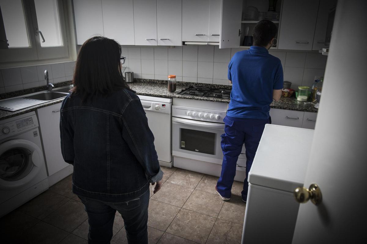 Barcelona 02-05-2018.- Visitamos un piso de la Generalitat donde viven jóvenes condenados por agredir a sus padres. En la foto, Ramón junto a su madre María (nombres ficticios) le enseña las diferentes partes del piso. Foto Carlos Montañes