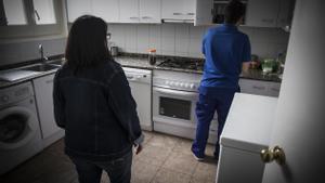Una madre visita a su hijo, que vive en un piso de la Generalitat para adolescentes condenados por agredir a sus padres.