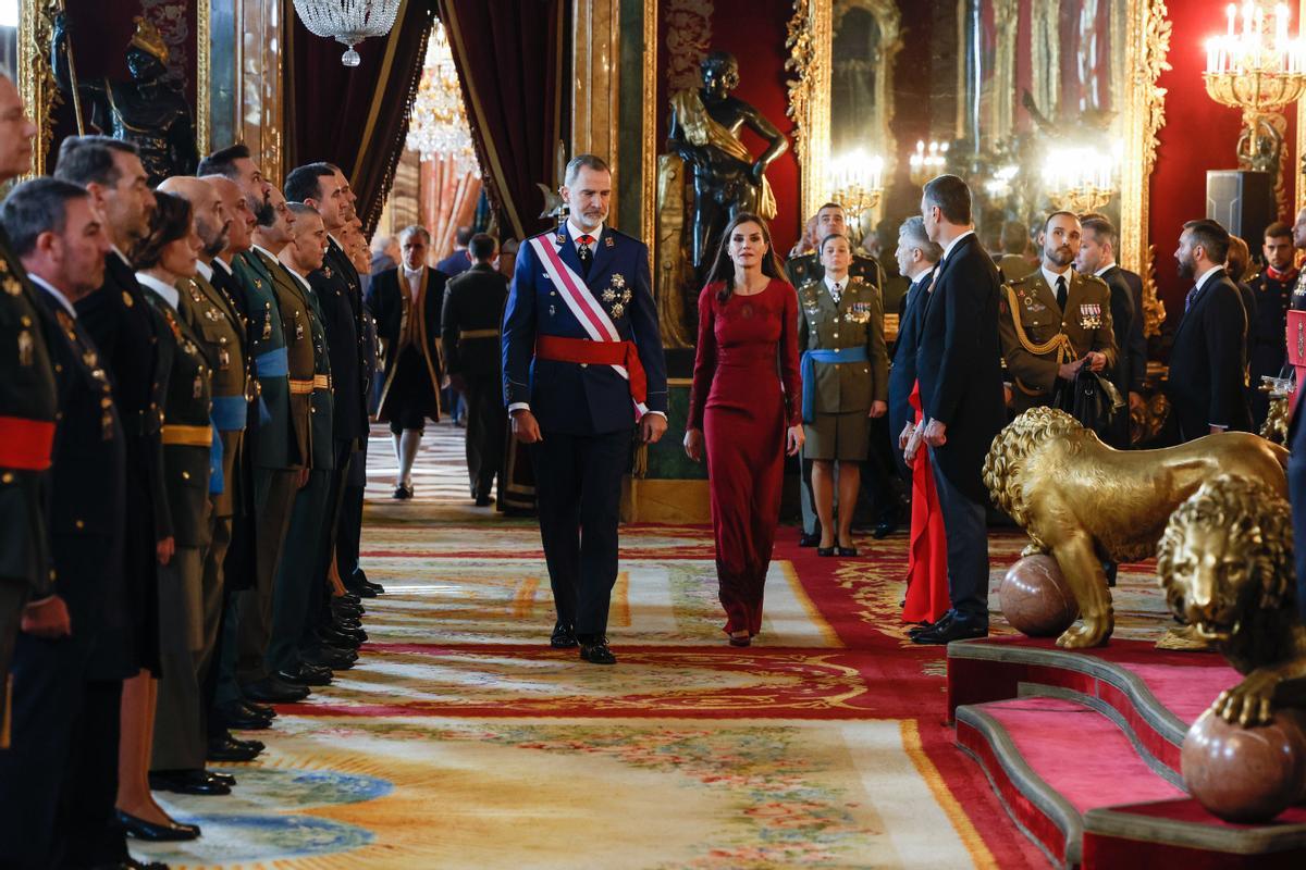  El rey Felipe VI y la reina Letizia, durante la recepción a autoridades con motivo de la celebración de la Pascua Militar este viernes en el Palacio Real de Madrid.