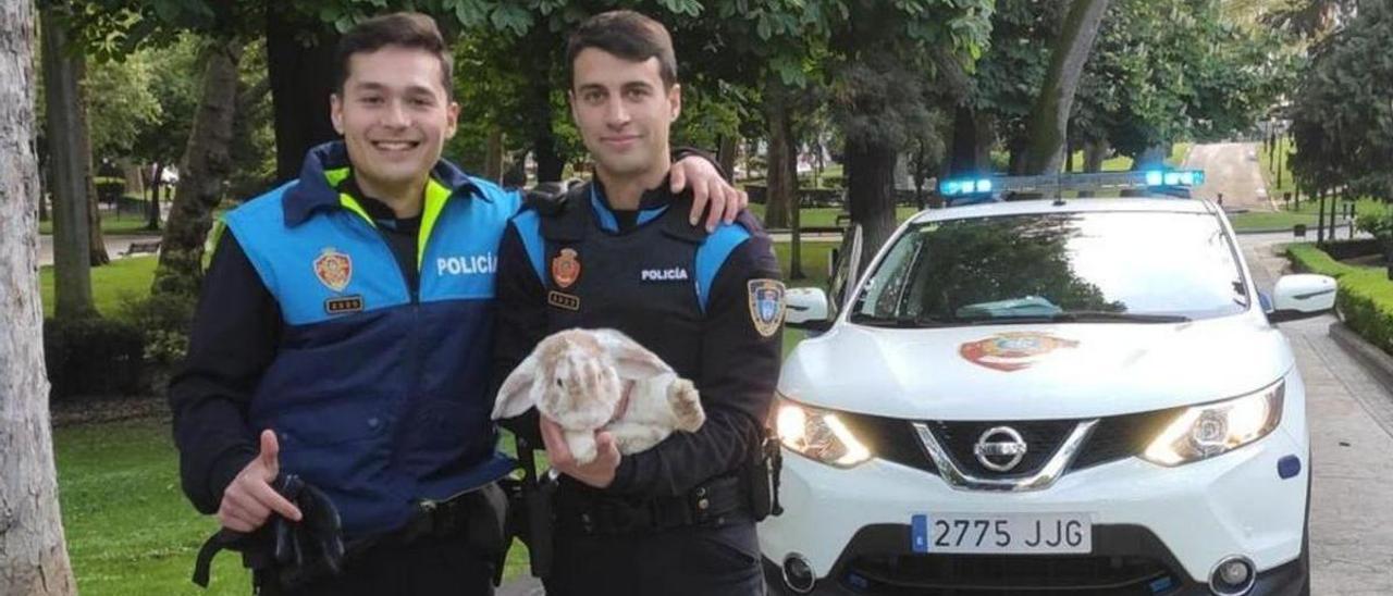 Adrián Arango y Enol Trapiella, el jueves por la mañana, con el conejo, tras el rescate.