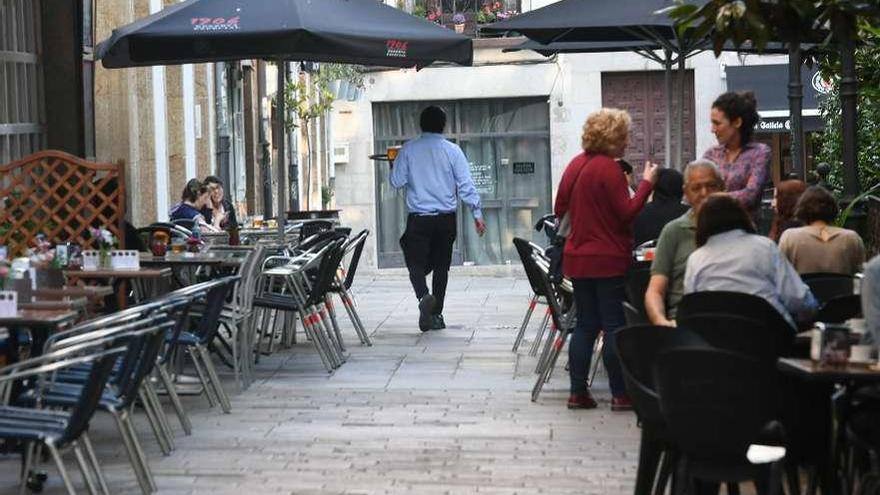 Terrazas de distintos locales de hostelería en la plaza de Azcárraga, en la Ciudad Vieja.