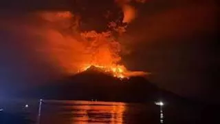 Vídeo | Miles de evacuados por una erupción volcánica con riesgo de tsunami en Indonesia